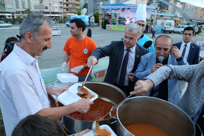 rizeliler-ilk-iftarda-cadirda-bulustu-(5).jpg