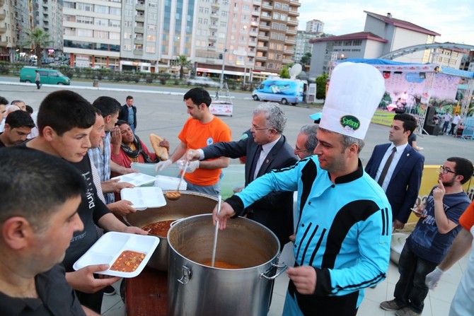 rizeliler-ilk-iftarda-cadirda-bulustu-(6).jpg