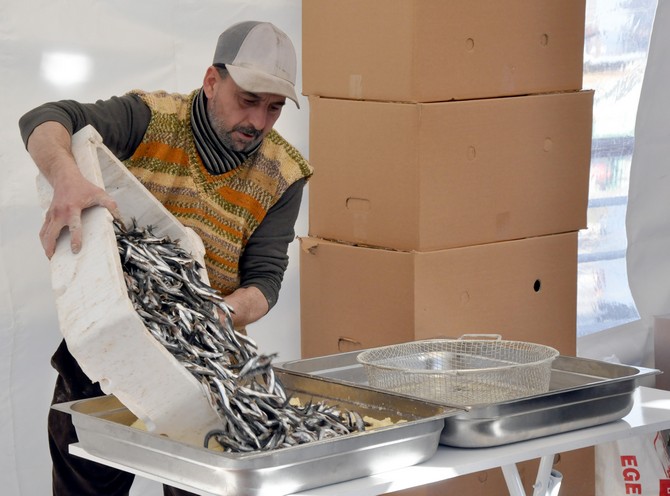 rizeliler-kultur-ve-yardimlasma-dernegince-gerceklestirilen-bursa-3.-hamsi-ve-kultur-festivalinde-pisirilen-2-ton-hamsi,-vatandaslara-dagitildi-(1).jpg