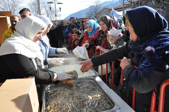 rizeliler-kultur-ve-yardimlasma-dernegince-gerceklestirilen-bursa-3.-hamsi-ve-kultur-festivalinde-pisirilen-2-ton-hamsi,-vatandaslara-dagitildi-(8).jpg