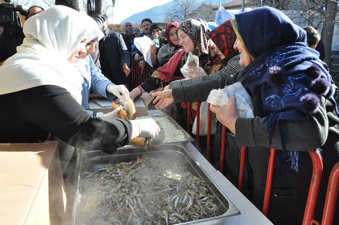 rizeliler-kultur-ve-yardimlasma-dernegince-gerceklestirilen-bursa-3.-hamsi-ve-kultur-festivalinde-pisirilen-2-ton-hamsi,-vatandaslara-dagitildi-(9).jpg