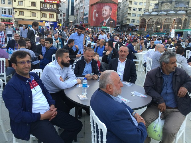 rizeliler-tumsiad’in-‘acik-hava-sofrasi’-iftarinda-bulustu-(15).jpg
