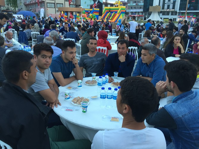 rizeliler-tumsiad’in-‘acik-hava-sofrasi’-iftarinda-bulustu-(18).jpg
