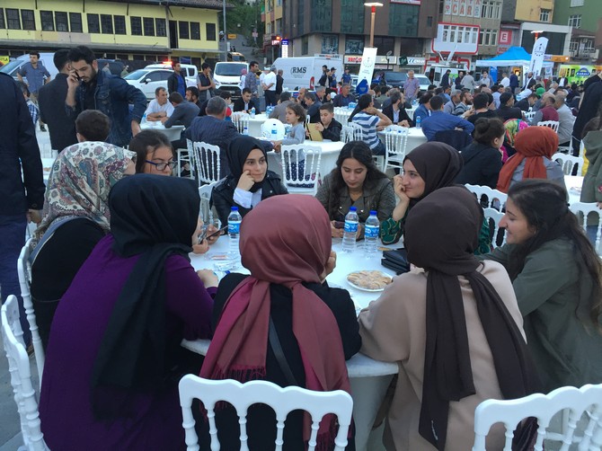rizeliler-tumsiad’in-‘acik-hava-sofrasi’-iftarinda-bulustu-(20).jpg