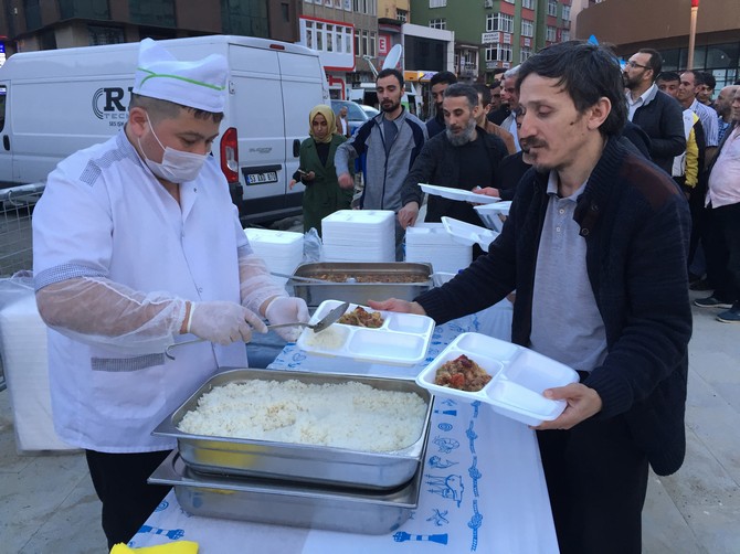 rizeliler-tumsiad’in-‘acik-hava-sofrasi’-iftarinda-bulustu-(21).jpg