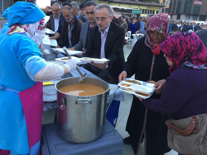 rizeliler-tumsiad’in-‘acik-hava-sofrasi’-iftarinda-bulustu-(26).jpg