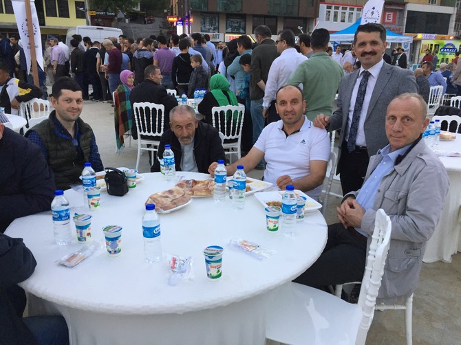 rizeliler-tumsiad’in-‘acik-hava-sofrasi’-iftarinda-bulustu-(28).jpg