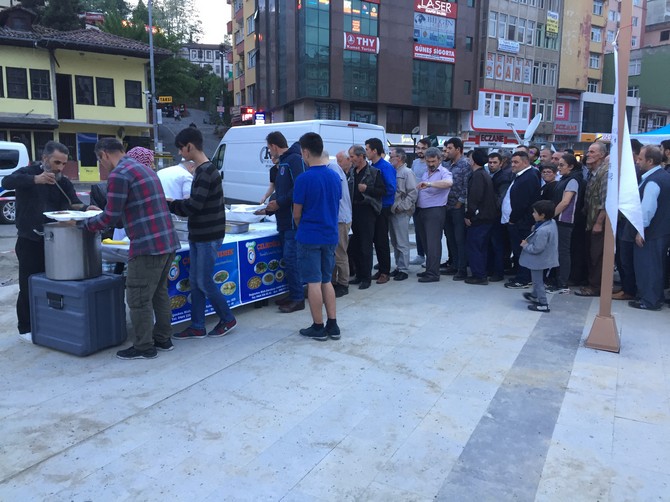 rizeliler-tumsiad’in-‘acik-hava-sofrasi’-iftarinda-bulustu-(29).jpg