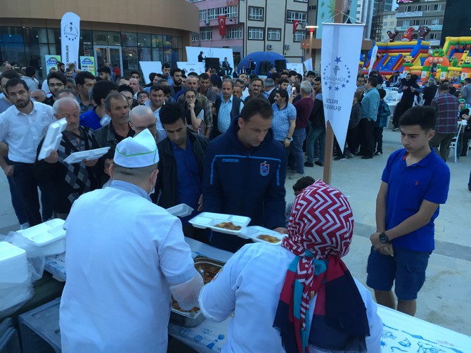 rizeliler-tumsiad’in-‘acik-hava-sofrasi’-iftarinda-bulustu-(30).jpg