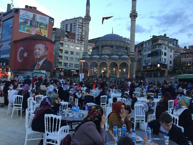 rizeliler-tumsiad’in-‘acik-hava-sofrasi’-iftarinda-bulustu-(31).jpg