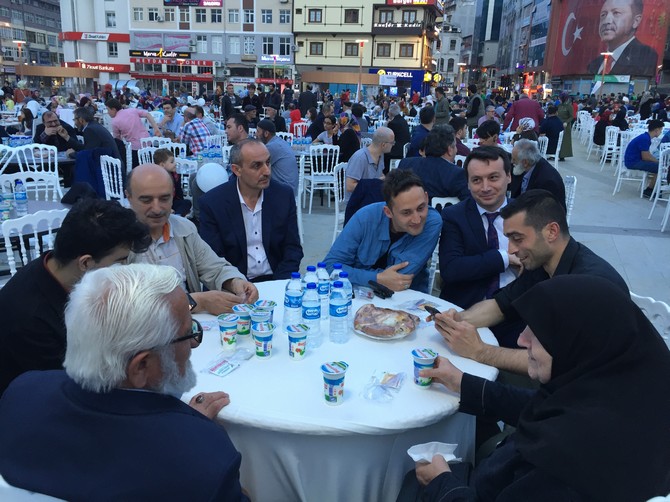 rizeliler-tumsiad’in-‘acik-hava-sofrasi’-iftarinda-bulustu-(32).jpg