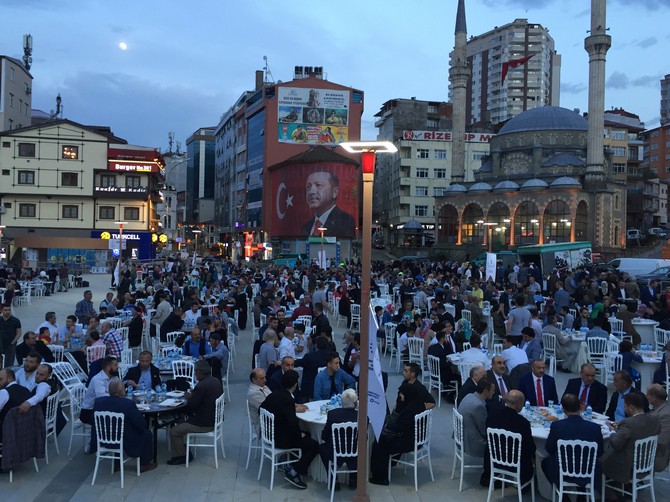 rizeliler-tumsiad’in-‘acik-hava-sofrasi’-iftarinda-bulustu-(40).jpg