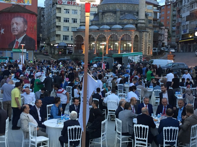 rizeliler-tumsiad’in-‘acik-hava-sofrasi’-iftarinda-bulustu-(42).jpg