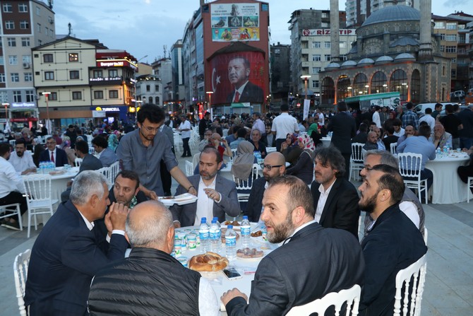 rizeliler-tumsiad’in-‘acik-hava-sofrasi’-iftarinda-bulustu-(5).jpg