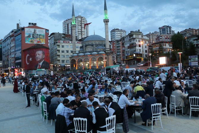 rizeliler-tumsiad’in-‘acik-hava-sofrasi’-iftarinda-bulustu-(7).jpg