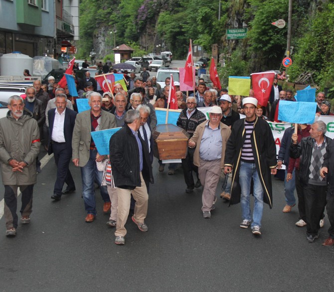 rizelilerin-protestosu-ilginc-goruntulere-sahne-oldu-(1).jpg