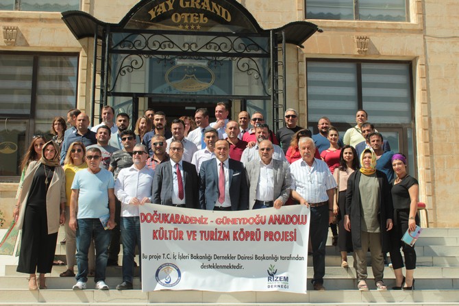 rizem-kultur-ve-turizm-dernegi-tarafindan-hazirlanan-dogu-karadeniz-ve-guneydogu-anadolu-kultur-ve-turizm-koprusu-projesi-kapsaminda-dernek-uyeleri,-gaziantep,-sanliurfa-ve-mardin-illerine-ziyarette-bulundu-(10).jpg