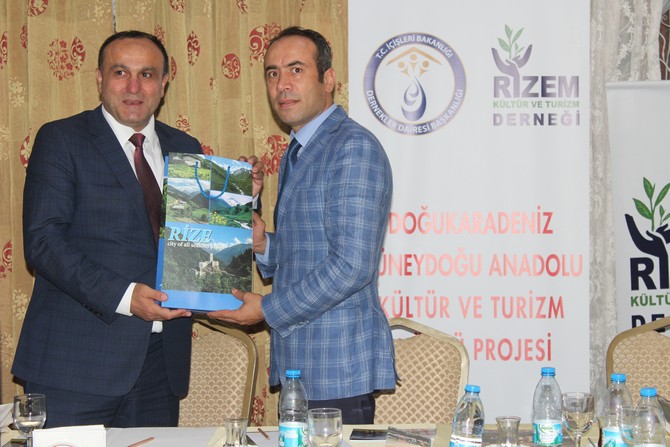 rizem-kultur-ve-turizm-dernegi-tarafindan-hazirlanan-dogu-karadeniz-ve-guneydogu-anadolu-kultur-ve-turizm-koprusu-projesi-kapsaminda-dernek-uyeleri,-gaziantep,-sanliurfa-ve-mardin-illerine-ziyarette-bulundu-(6).jpg