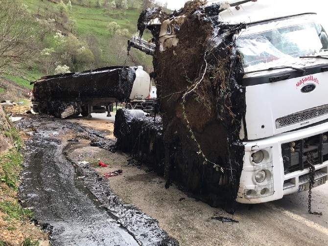 rizenin--ikizdere-ilcesine-10-kilometre-mesafede-ispir-dereici-mevkisinde-zift-yuklu-tankerin-devrilmesi-sonucu-kara-yolu-ulasima-kapandi.-(2).jpg