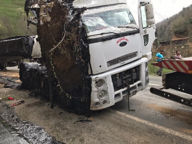 rizenin--ikizdere-ilcesine-10-kilometre-mesafede-ispir-dereici-mevkisinde-zift-yuklu-tankerin-devrilmesi-sonucu-kara-yolu-ulasima-kapandi.-(3).jpg