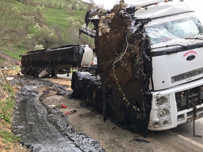rizenin--ikizdere-ilcesine-10-kilometre-mesafede-ispir-dereici-mevkisinde-zift-yuklu-tankerin-devrilmesi-sonucu-kara-yolu-ulasima-kapandi.-(4).jpg