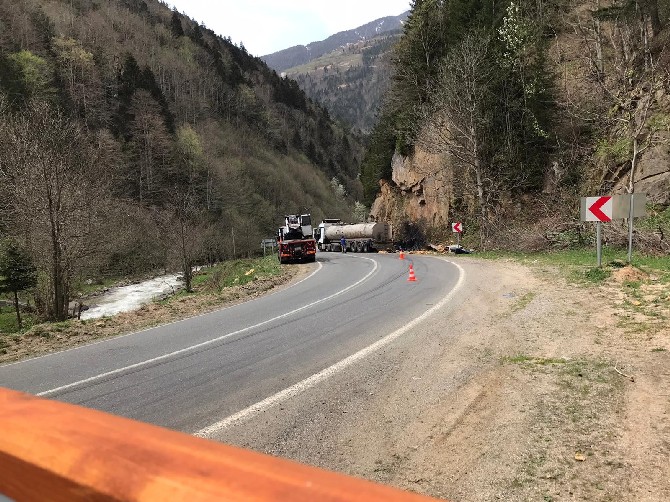 rizenin--ikizdere-ilcesine-10-kilometre-mesafede-ispir-dereici-mevkisinde-zift-yuklu-tankerin-devrilmesi-sonucu-kara-yolu-ulasima-kapandi.-(5).jpg