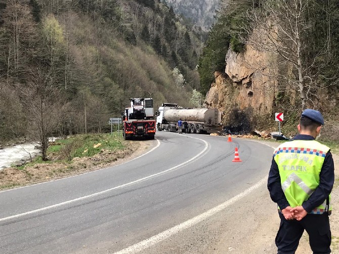 rizenin--ikizdere-ilcesine-10-kilometre-mesafede-ispir-dereici-mevkisinde-zift-yuklu-tankerin-devrilmesi-sonucu-kara-yolu-ulasima-kapandi.-(6).jpg