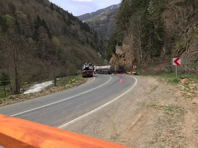 rizenin--ikizdere-ilcesine-10-kilometre-mesafede-ispir-dereici-mevkisinde-zift-yuklu-tankerin-devrilmesi-sonucu-kara-yolu-ulasima-kapandi.-(7).jpg