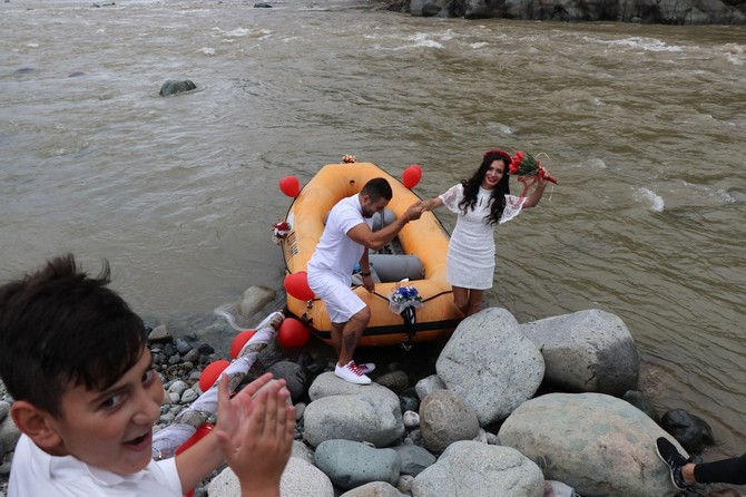 rizenin-ardesen-ilcesinde,-rafting-milli-takim-antrenoru-aydin-aksoy-ile-gamze-terzioglu,-nikah-torenlerine-rafting-botuyla-geldi-(1).jpg