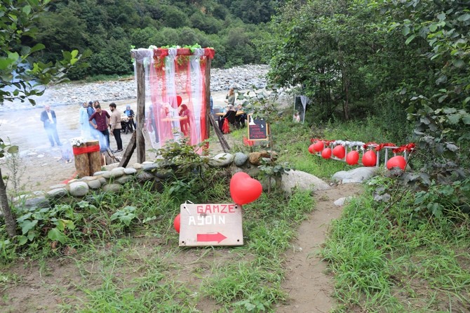 rizenin-ardesen-ilcesinde,-rafting-milli-takim-antrenoru-aydin-aksoy-ile-gamze-terzioglu,-nikah-torenlerine-rafting-botuyla-geldi-(2).jpg