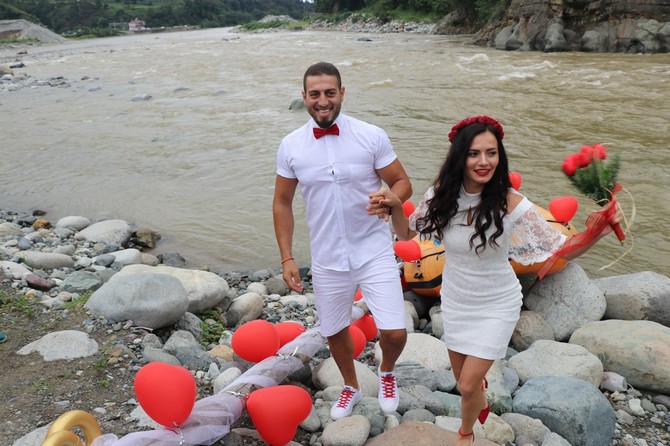 rizenin-ardesen-ilcesinde,-rafting-milli-takim-antrenoru-aydin-aksoy-ile-gamze-terzioglu,-nikah-torenlerine-rafting-botuyla-geldi-(3).jpg