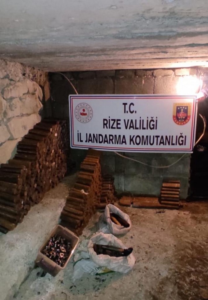 rizenin-ardesen-ilcesinde-bir-eve-duzenlenen-operasyonda-2-kisi-gozaltina-alindi-4.jpg