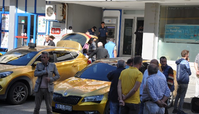 rizenin-ardesen-ilcesinde-bir-genc-80-bin-liralik-borcunu-odemek-icin-basvuruda-bulundugu-banka-subesinde-kredi-talebi-reddedilince-onaylatmak-icin-silahina-sarildi-(3).jpg