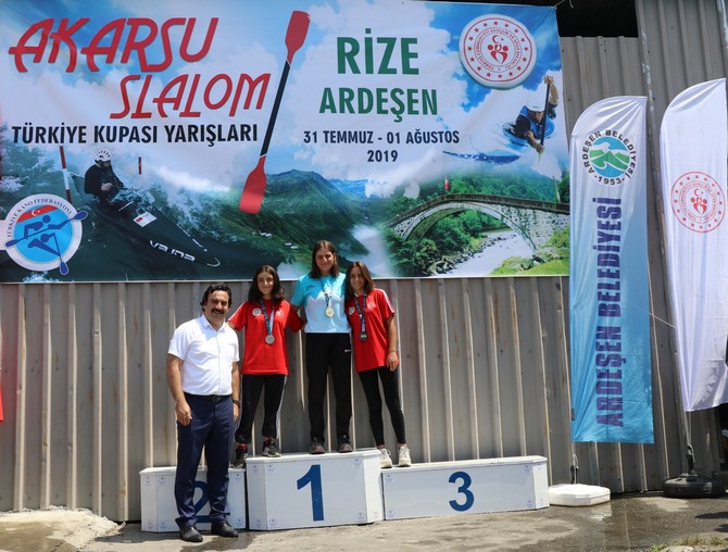 rizenin-ardesen-ilcesinde-duzenlenen-akarsu-slalom-turkiye-kupasi-yarislari-sona-erdi-(1).jpg