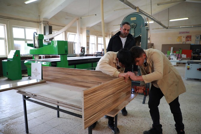 rizenin-ardesen-ilcesindeki-mesleki-ve-teknik-anadolu-lisesi-mobilya-bolumu-ogrencileri-bolge-turizminde-talebin-artmasiyla-bungalov-uretiyor-12.jpg