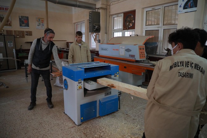rizenin-ardesen-ilcesindeki-mesleki-ve-teknik-anadolu-lisesi-mobilya-bolumu-ogrencileri-bolge-turizminde-talebin-artmasiyla-bungalov-uretiyor-9.jpg
