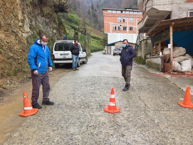 rizenin-camlihemsin-ilcesi-dikkaya-koyunde-gonullu-gencler-koylerine-giren-cikani-korona-viruse-karsi-kontrol-ediyor-(1).jpg