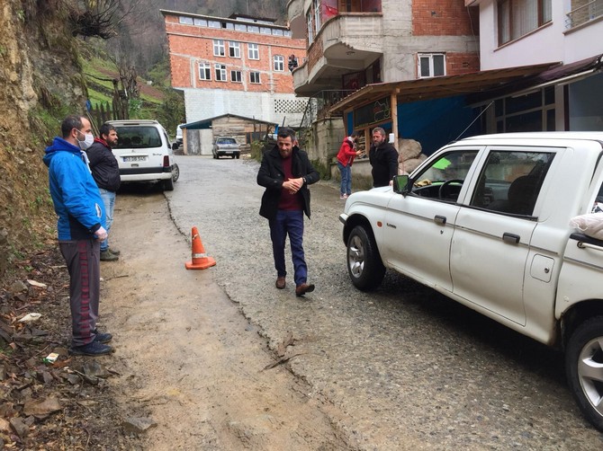 rizenin-camlihemsin-ilcesi-dikkaya-koyunde-gonullu-gencler-koylerine-giren-cikani-korona-viruse-karsi-kontrol-ediyor-(2).jpg