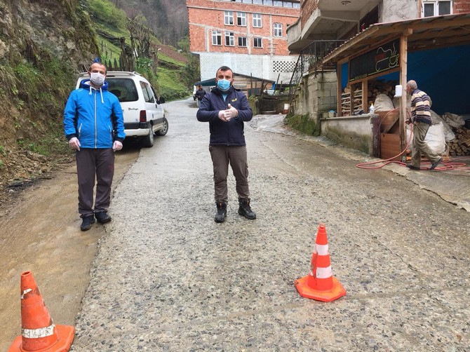 rizenin-camlihemsin-ilcesi-dikkaya-koyunde-gonullu-gencler-koylerine-giren-cikani-korona-viruse-karsi-kontrol-ediyor-(3).jpg
