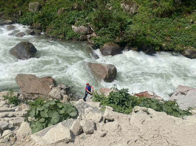 rizenin-camlihemsin-ilcesi-galer-duzu-mevkisinde-dere-kenarinda-fotograf-cektirirken-dengesini-kaybederek-dereye-dusen-ummanli-al-rawahi-favvzi-faiz-zaidi-arama-calismalarina-devam-edildi-9.jpg