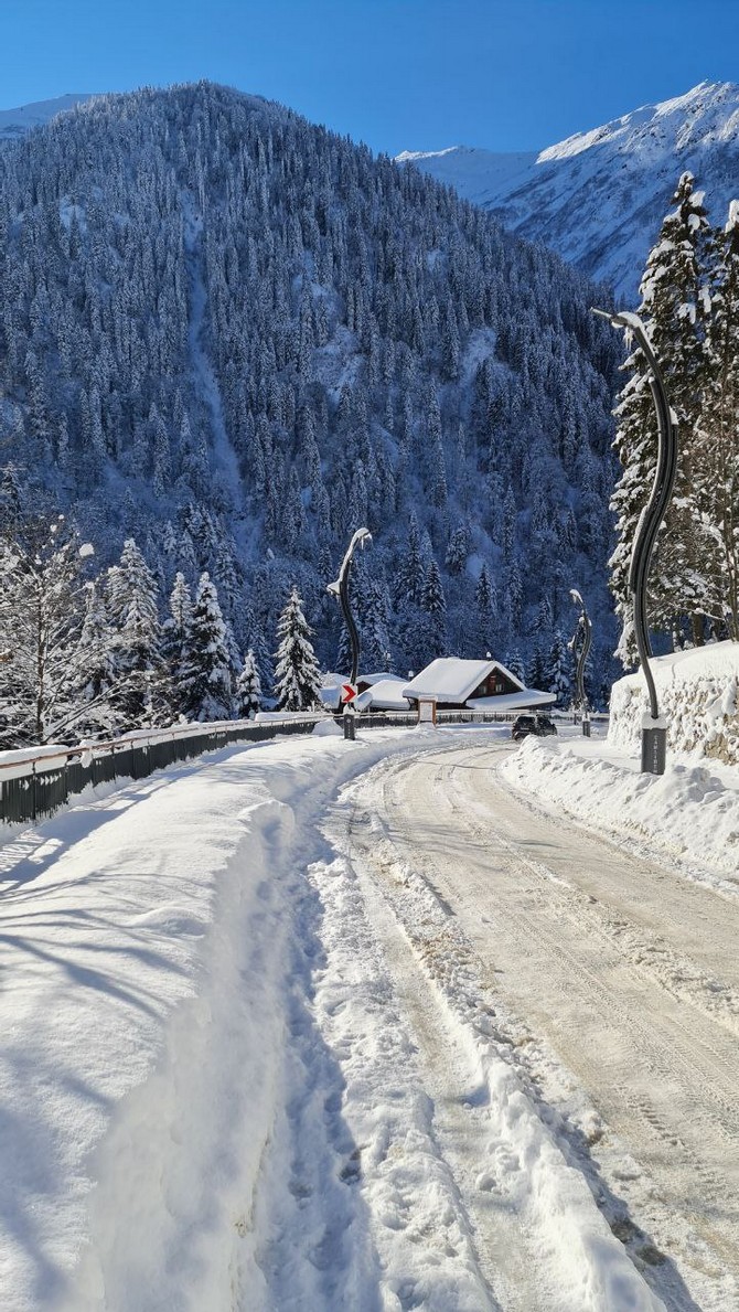 rizenin-camlihemsin-ilcesi-sinirlarindaki-ayder-yaylasi-kar-yagisiyla-birlikte-farkli-bir-guzellige-burundu-bolgede-kar-kalinligi-bazi-yerlerde-50-santimetreyi-gecti-10.jpg