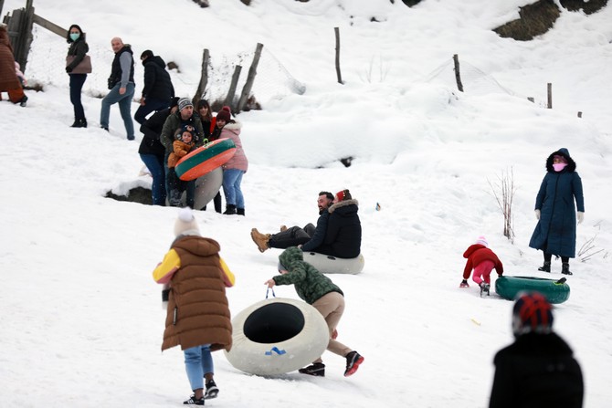 rizenin-camlihemsin-ilcesinde-bulunan-dunyaca-unlu-ayder-yaylasinda-yilbasinda-yerli-ve-yabanci-turist-yogunlugu-yasaniyor-2.jpg