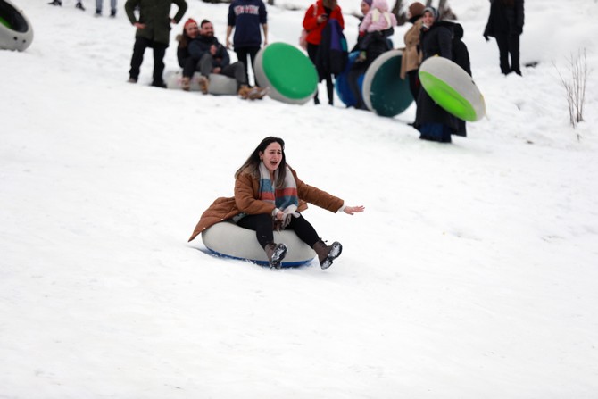 rizenin-camlihemsin-ilcesinde-bulunan-dunyaca-unlu-ayder-yaylasinda-yilbasinda-yerli-ve-yabanci-turist-yogunlugu-yasaniyor-6.jpg