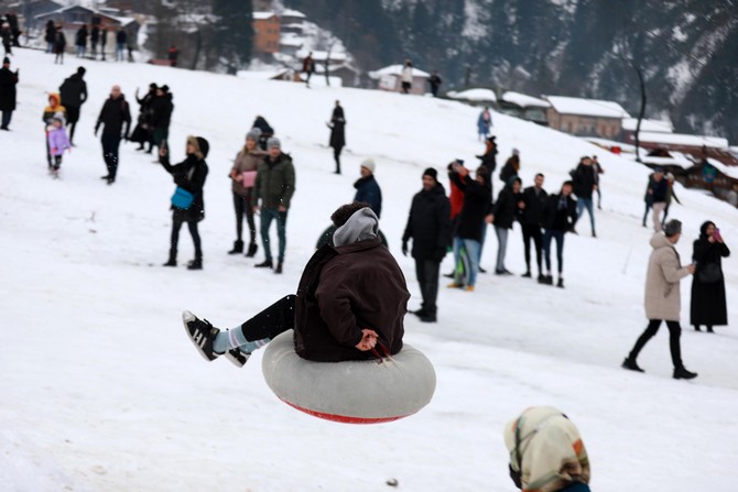 rizenin-camlihemsin-ilcesinde-bulunan-dunyaca-unlu-ayder-yaylasinda-yilbasinda-yerli-ve-yabanci-turist-yogunlugu-yasaniyor-7.jpg