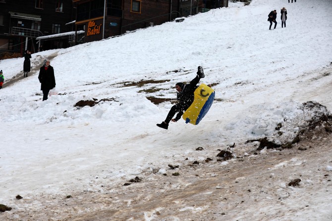 rizenin-camlihemsin-ilcesinde-bulunan-dunyaca-unlu-ayder-yaylasinda-yilbasinda-yerli-ve-yabanci-turist-yogunlugu-yasaniyor-9.jpg