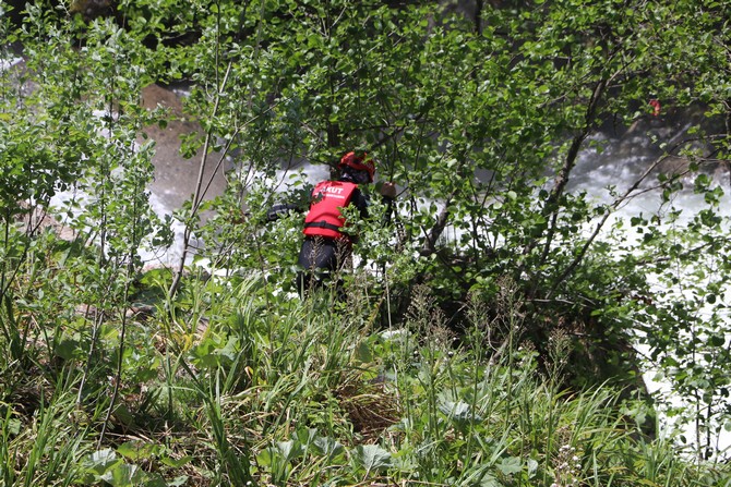 rizenin-camlihemsin-ilcesinde-fotograf-cektirirken-ayagi-kayarak-dereye-dusen-ve-bir-daha-kendisinden-haber-alinamayan-ummanli-turisti-arama-calismalarina-ucuncu-gununde-de-devam-ediyor-3.jpg