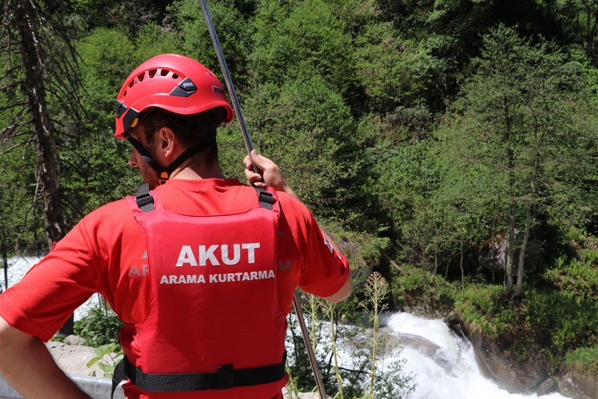 rizenin-camlihemsin-ilcesinde-fotograf-cektirirken-ayagi-kayarak-dereye-dusen-ve-bir-daha-kendisinden-haber-alinamayan-ummanli-turisti-arama-calismalarina-ucuncu-gununde-de-devam-ediyor-5.jpg