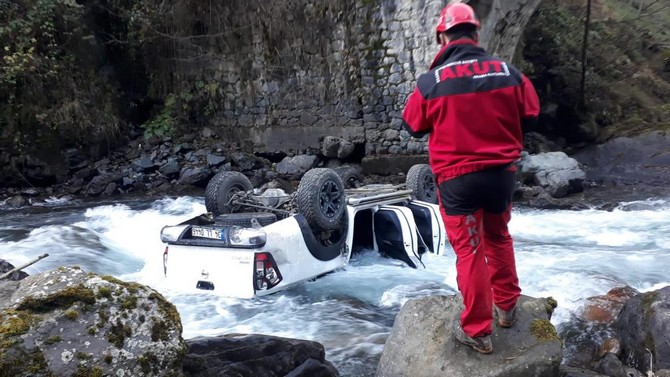 rizenin-camlihemsin-ilcesinde-kamyonetin-dereye-yuvarlanmasi-sonucu-1-kisi-oldu-4-kisi-yaralandi-5.jpg