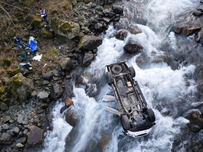 rizenin-camlihemsin-ilcesinde-kamyonetin-dereye-yuvarlanmasi-sonucu-1-kisi-oldu-4-kisi-yaralandi-8.jpg
