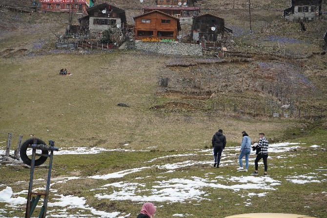 rizenin-camlihemsin-ilcesindeki-doga-harikasi-ayder-yaylasi-koronavirus-salgini-nedeniyle-son-yillarin-en-sessiz-gunlerini-yasiyor-(3).jpg